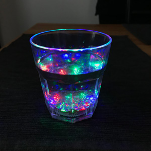 Shotglas mit Würfel-LEDs im 2er-Set LED Becher LED Gläser 