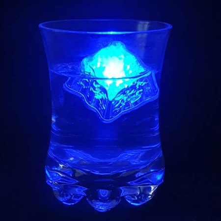 led-eiswuerfel-blau-im-glas