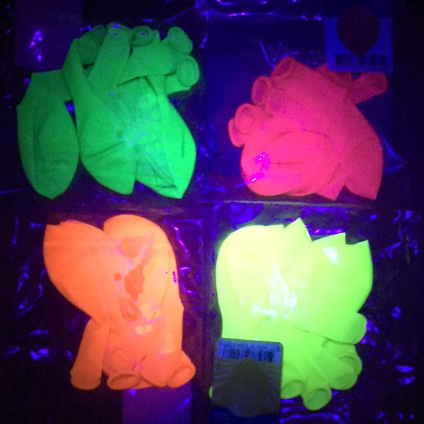 UV Neon Ballon unter Schwarzlicht